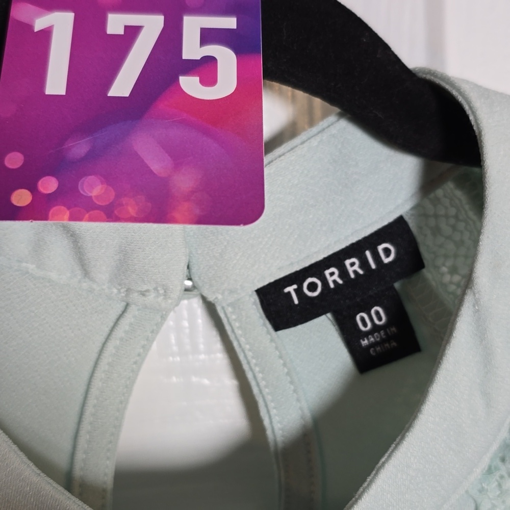 175 Torrid 00 M/L Medium Large Mint Lace Accent Blouse - Picture 6 of 7